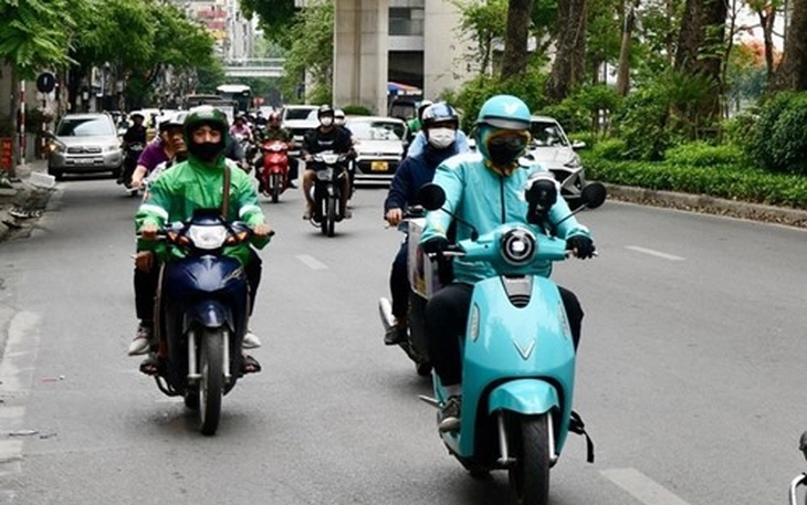 Đại biểu trí thức trẻ đề xuất giải pháp cấm xe máy chạy xăng ở Hà Nội - Ảnh 4.
