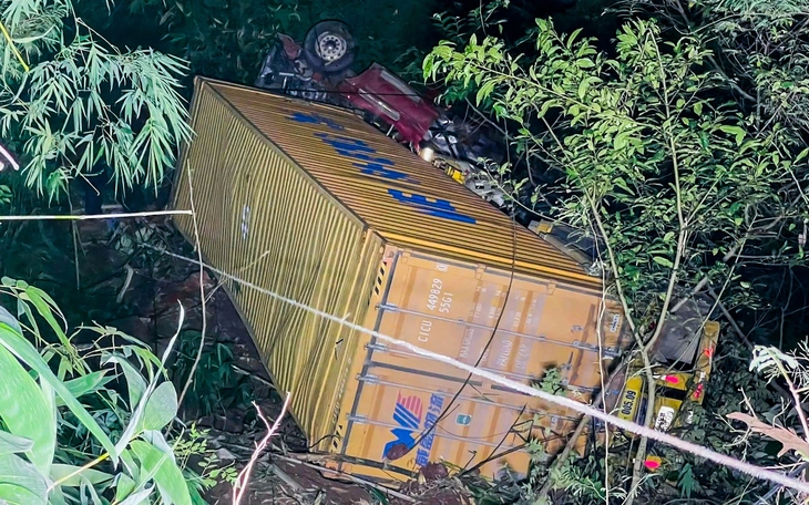 Khánh Hòa: Xe hơi chở 3 người rơi xuống vực - Ảnh 2.