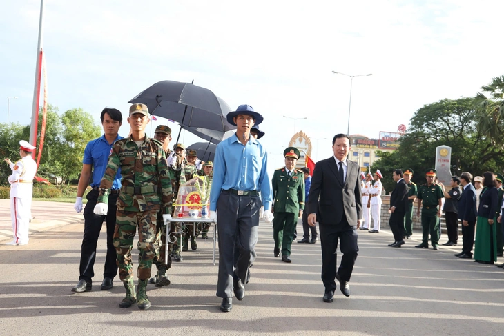 Tây Ninh truy điệu, an táng 156 hài cốt liệt sĩ hy sinh tại Campuchia - Ảnh 1.