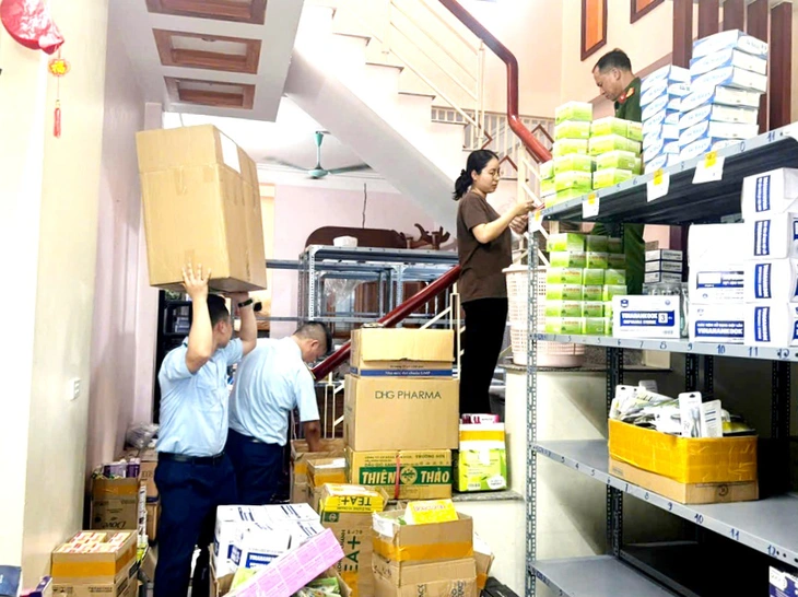 Khởi tố 2 người buôn bán thuốc chữa bệnh giả - Ảnh 1.