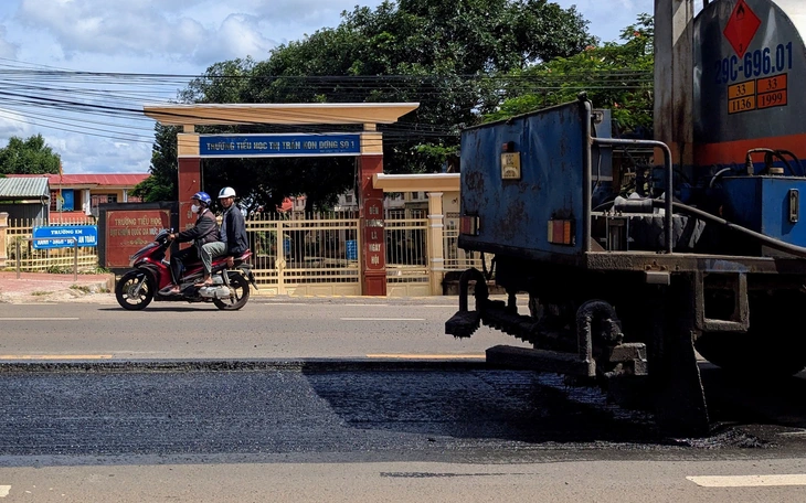 Biển hạn chế tốc độ cắm dày đặc trên Quốc lộ 19: Có 'đá bóng' trách nhiệm? - Ảnh 2.