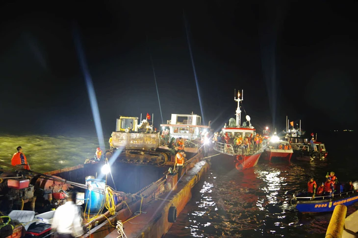 Lật tàu du lịch trên vịnh Hạ Long: cứu được 10 người, đã vớt hơn 30 thi thể - Ảnh 3.
