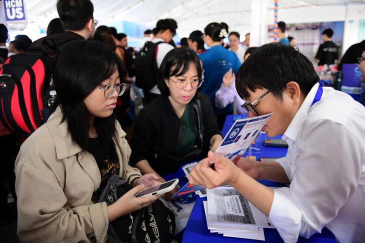 Sáng nay 19-7: Ngày hội tư vấn nguyện vọng xét tuyển 2025 tại TP.HCM và Hà Nội - Ảnh 8. Ngày hội lựa chọn nguyện vọng xét tuyển - Ảnh 12.