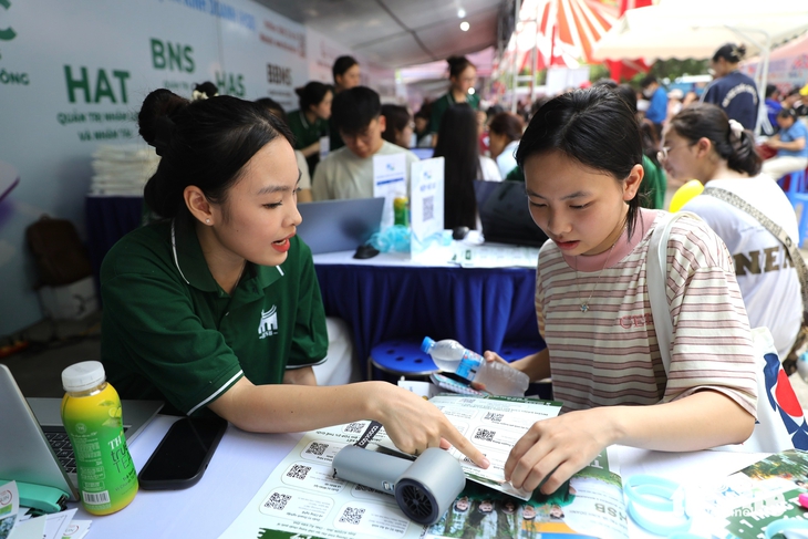 Trường đại học hạ điểm sàn, bỏ yêu cầu toán 8 điểm mới được xét ngành bán dẫn - Ảnh 1.
