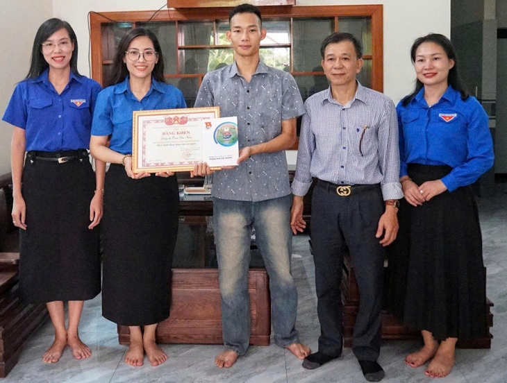 Tặng bằng khen cho thanh niên cứu cháu bé trước mũi tàu hỏa - Ảnh 1.