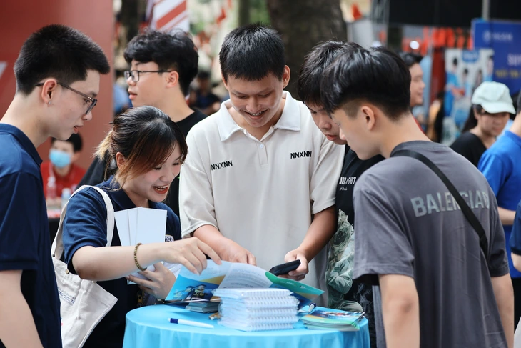 Sáng nay 19-7: Ngày hội tư vấn nguyện vọng xét tuyển 2025 tại TP.HCM và Hà Nội - Ảnh 1. Ngày hội lựa chọn nguyện vọng xét tuyển - Ảnh 1.