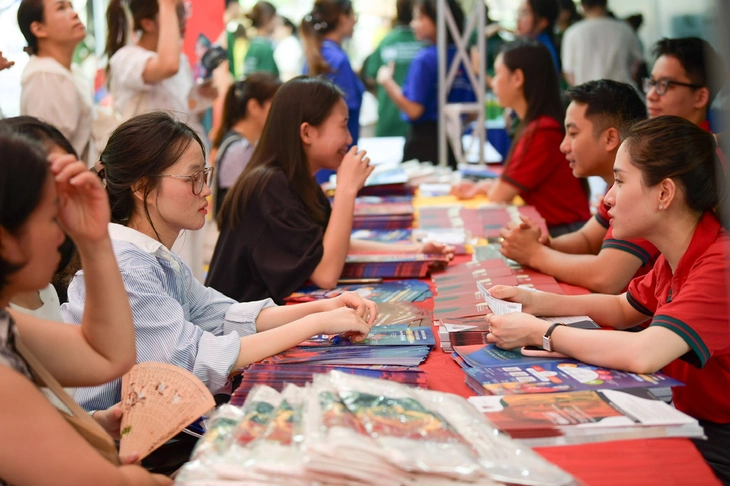 Sáng nay 19-7: Ngày hội tư vấn nguyện vọng xét tuyển 2025 tại TP.HCM và Hà Nội - Ảnh 6. Ngày hội lựa chọn nguyện vọng xét tuyển - Ảnh 9.
