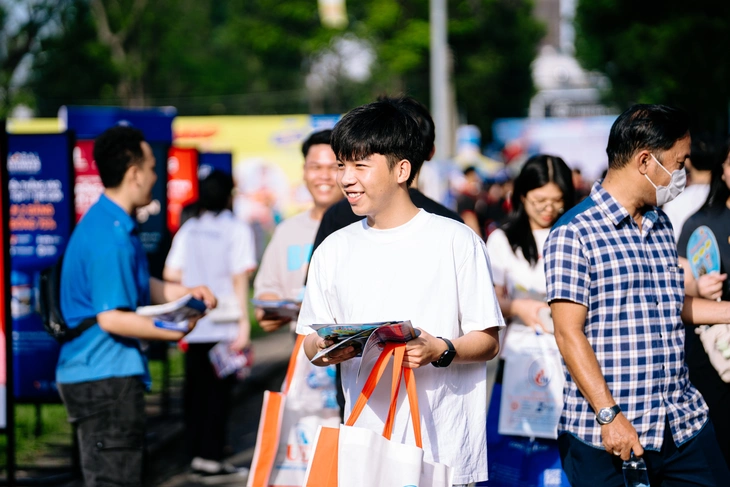 Sáng nay 19-7: Ngày hội tư vấn nguyện vọng xét tuyển 2025 tại TP.HCM và Hà Nội - Ảnh 8. Ngày hội lựa chọn nguyện vọng xét tuyển - Ảnh 10.