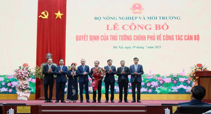 Thủ tướng trao quyết định giao quyền bộ trưởng Bộ Nông nghiệp và Môi trường cho ông Trần Đức Thắng - Ảnh 6. Thủ tướng - Ảnh 5.