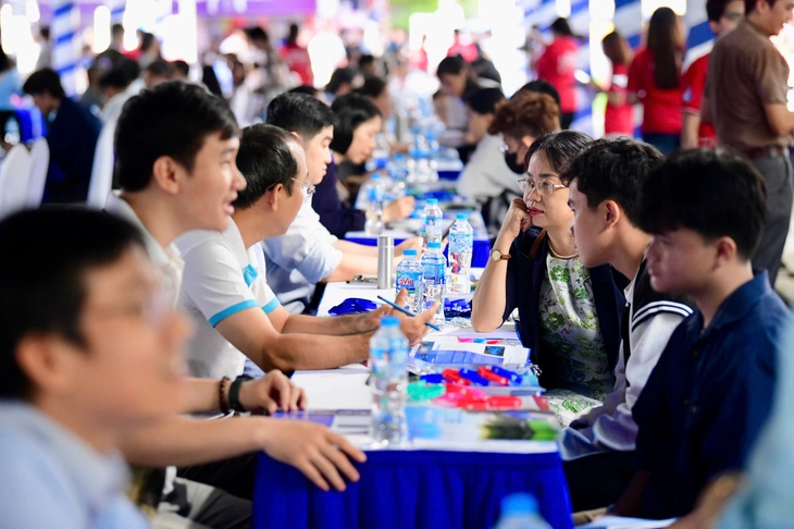 Ngày hội lựa chọn nguyện vọng xét tuyển - Ảnh 13.