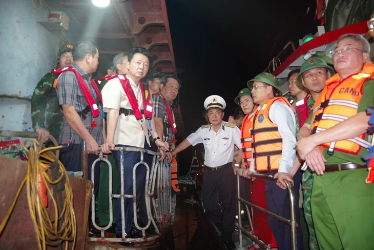 Lật tàu - Ảnh 1.