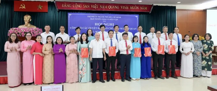 Trưởng Ban Tuyên giáo và Dân vận Thành ủy TP.HCM bổ nhiệm nhiều lãnh đạo cấp phòng - Ảnh 1.