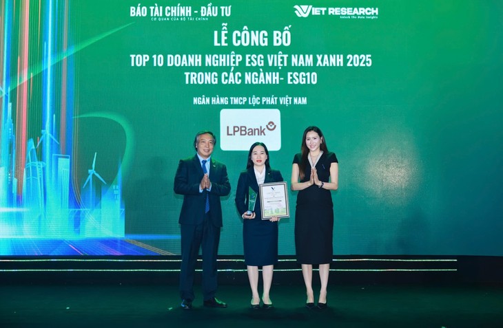 Liên tiếp giành 2 giải thưởng ESG danh giá, LPBank khẳng định vị thế tài chính bền vững - Ảnh 2.