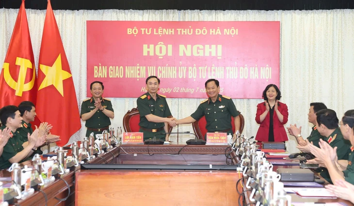 Đại tá Lưu Nam Tiến nhận nhiệm vụ chính ủy Bộ Tư lệnh Thủ đô Hà Nội - Ảnh 1.