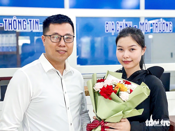 Người dân đến trụ sở xã, phường ngày đầu tại TP Đà Nẵng mới bất ngờ được… tặng hoa, chúc mừng - Ảnh 1. Đà Nẵng - Ảnh 1.