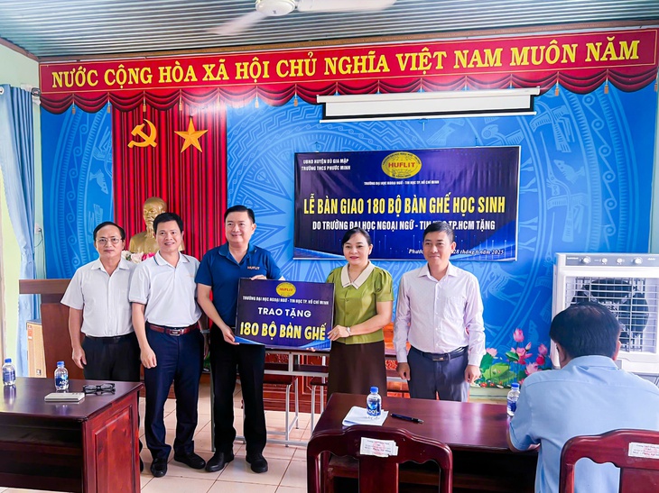 HUFLIT tiếp thêm động lực đến trường cho học sinh vùng sâu - Ảnh 1.