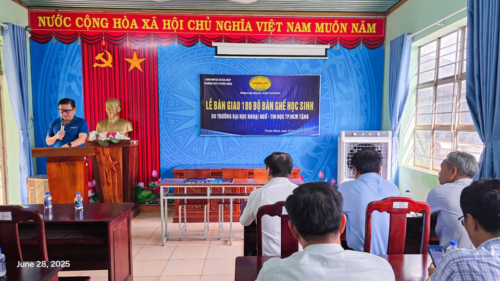 HUFLIT tiếp thêm động lực đến trường cho học sinh vùng sâu - Ảnh 2.