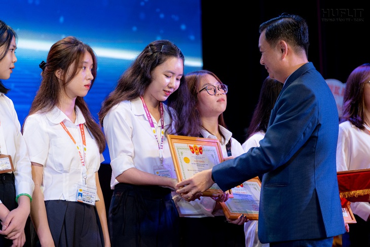 HUFLIT tiếp thêm động lực đến trường cho học sinh vùng sâu - Ảnh 4.