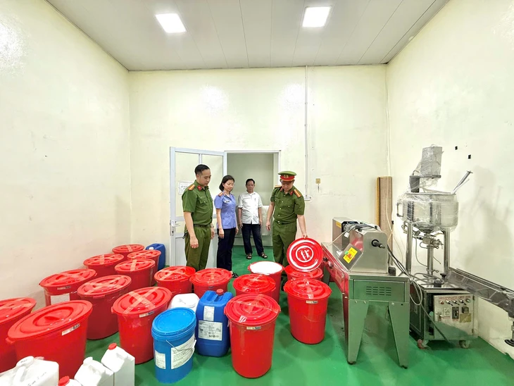 Bắt giám đốc Công ty Athena Việt Nam sản xuất mỹ phẩm giả - Ảnh 1.