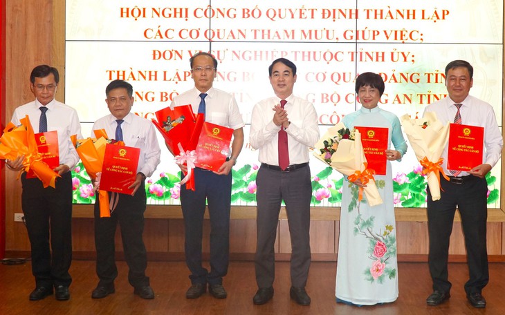 Phó thủ tướng Nguyễn Chí Dũng: Khánh Hòa có tiềm năng rất lớn trở thành trung tâm năng lượng - Ảnh 2.
