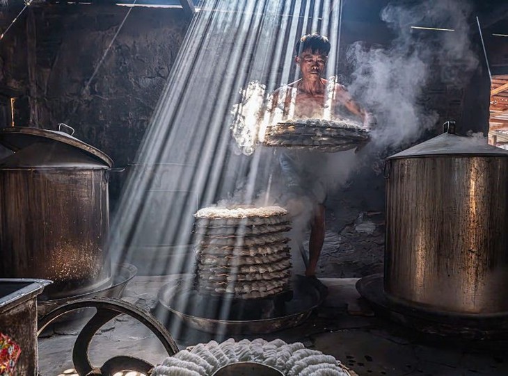 Bác sĩ tai mũi họng Bệnh viện TP Thủ Đức đoạt giải nhất ảnh ẩm thực thế giới với 'Bánh hỏi' - Ảnh 1.