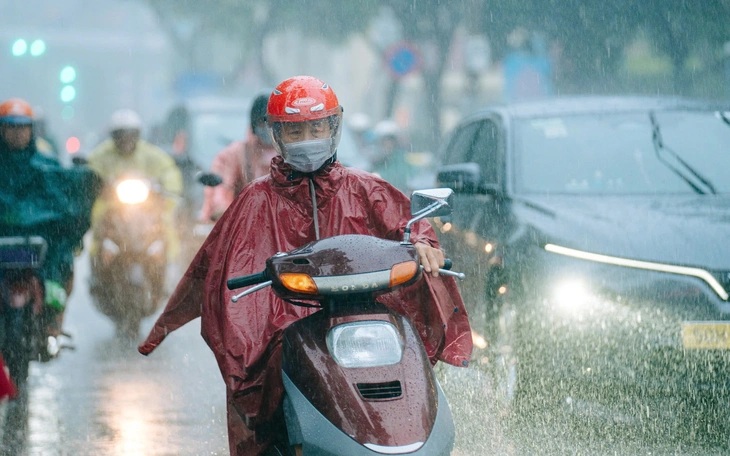 Hà Nội mưa dông kèm theo sét đánh liên hồi, cảnh báo ngập lụt - Ảnh 2.