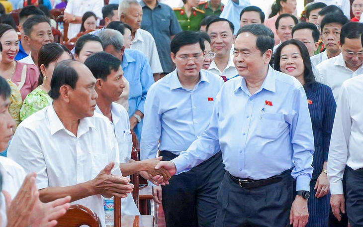 Chủ tịch Quốc hội tiếp xúc cử tri Cần Thơ ngày đầu vận hành chính quyền 2 cấp - Ảnh 1. cử tri - Ảnh 1.