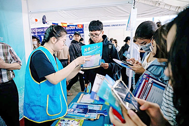 Ngày hội lựa chọn nguyện vọng xét tuyển ĐH-CĐ 2025: Nhiều thắc mắc đã được giải đáp - Ảnh 5.