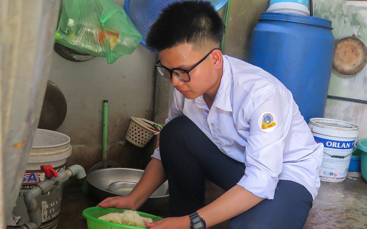 Trung ương Đoàn thăm, trao học bổng cho thủ khoa 30 điểm Phan Quang Hiển Vinh - Ảnh 4.