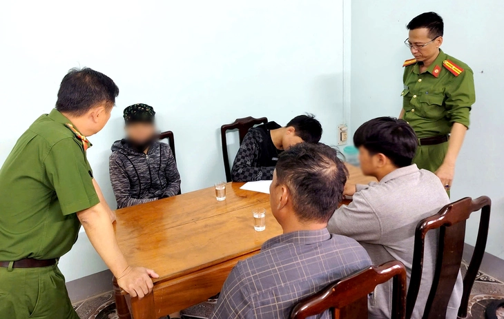 Buộc 'báo thủ' cùng dọn rác với cha mẹ là cách để các em biết nghĩ trước khi hành động - Ảnh 1.