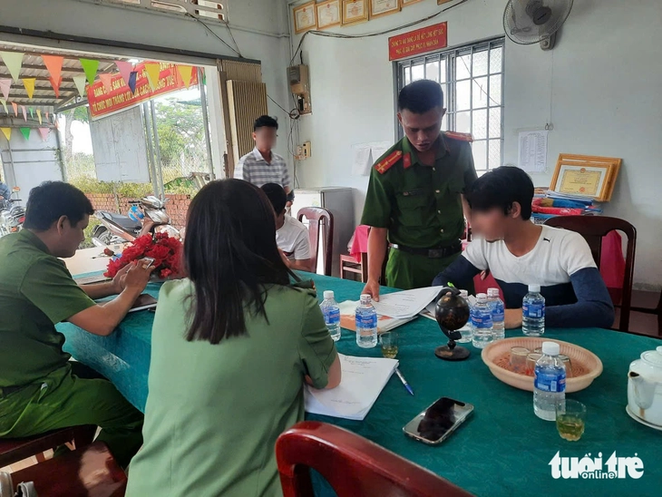 Công an Đồng Tháp làm việc với thanh niên tung tin giả liên quan đến ông Hun Sen - Ảnh 1.