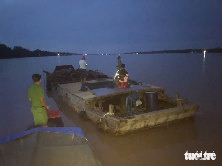 Bắt quả tang ghe gỗ hút cát trái phép trên sông Hàm Luông