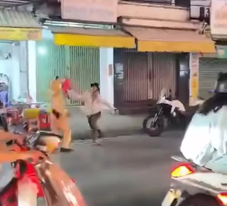 tấn công cảnh sát giao thông - Ảnh 1.