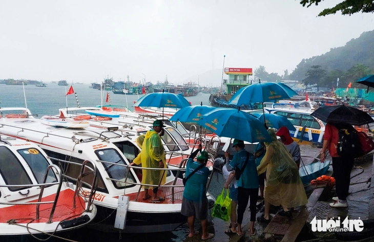 Ảnh hưởng bão số 3, tour ca nô ở Phú Quốc không được đưa khách đến nơi có sóng lớn, nguy hiểm - Ảnh 1.