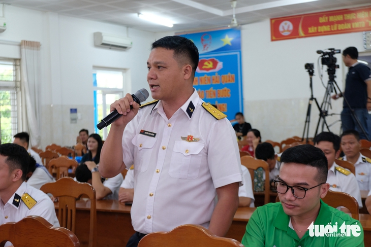 Chuông vàng vọng cổ đến với các chiến sĩ hải quân - Ảnh 4. Chuông vàng vọng cổ đến với các chiến sĩ hải quân - Ảnh 3.