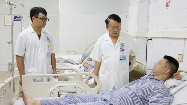 lật tàu - Ảnh 1.