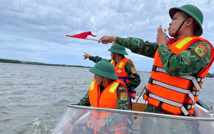 34 người trên tàu du lịch bị chìm ở biển Thiên Cầm được ứng cứu như thế nào? - Ảnh 4.