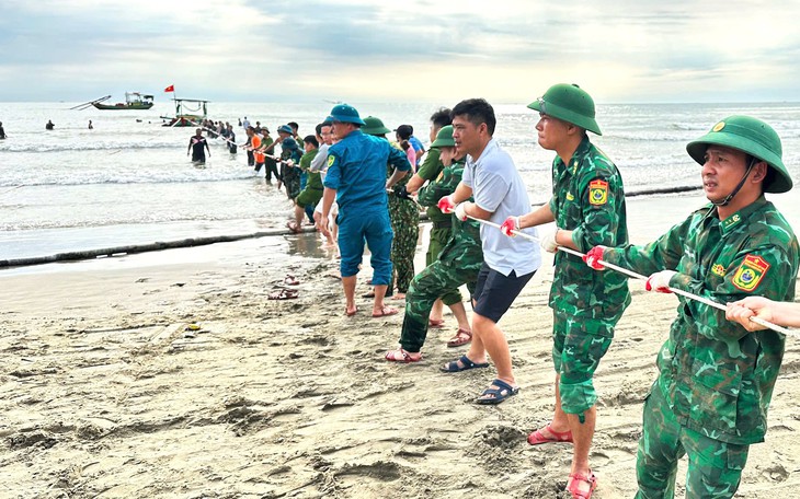 Mưa dông, lốc lớn khiến hàng loạt nhà dân ở các xã biên giới qua miền Trung tốc mái- Ảnh 2.