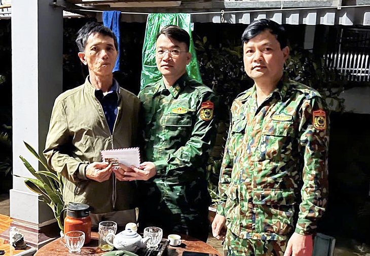 Chìm bè do dông lốc, 4 ngư dân may mắn được cứu - Ảnh 1.