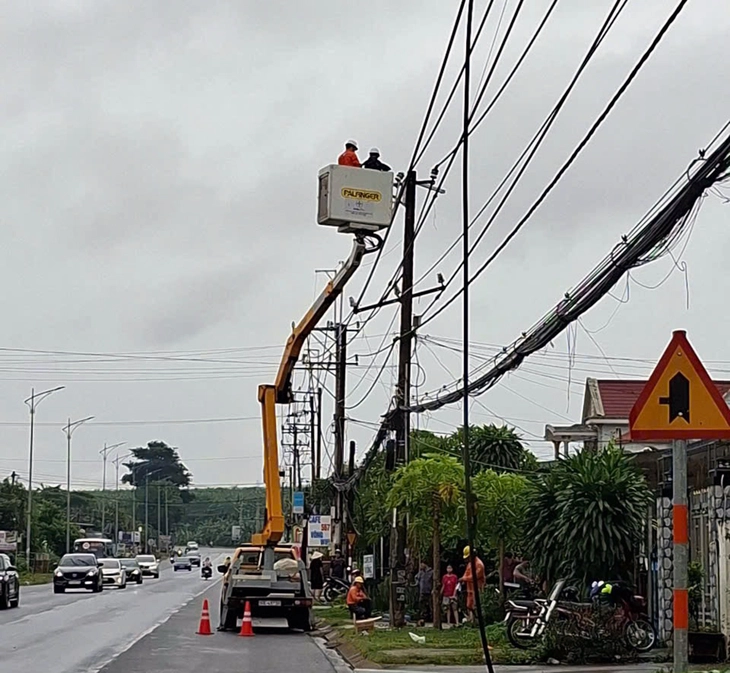 Dông lốc quét qua Đồng Nai, hàng loạt cây xanh, trụ điện ngã đổ, nhà tốc mái - Ảnh 4.