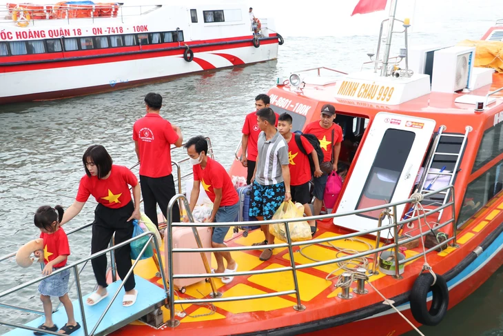 Thủ tướng yêu cầu hạn chế người dân ra đường khi bão số 3 đổ bộ, có dông lốc trước bão - Ảnh 1.