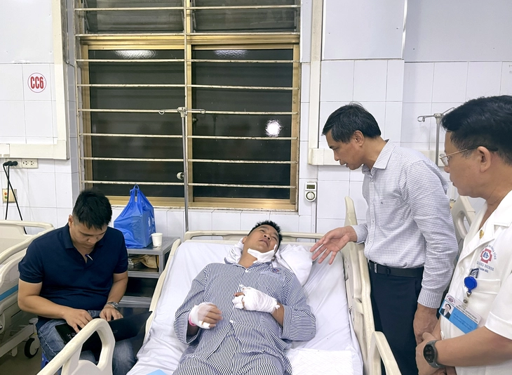 Chiến sĩ phòng cháy lặn khỏi khoang tàu Vịnh Xanh bị lật, được tàu đánh cá cứu ra sao? - Ảnh 1.
