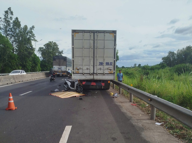 Xe máy tông vào đuôi xe tải đang đậu, 3 bà cháu tử vong - Ảnh 1.