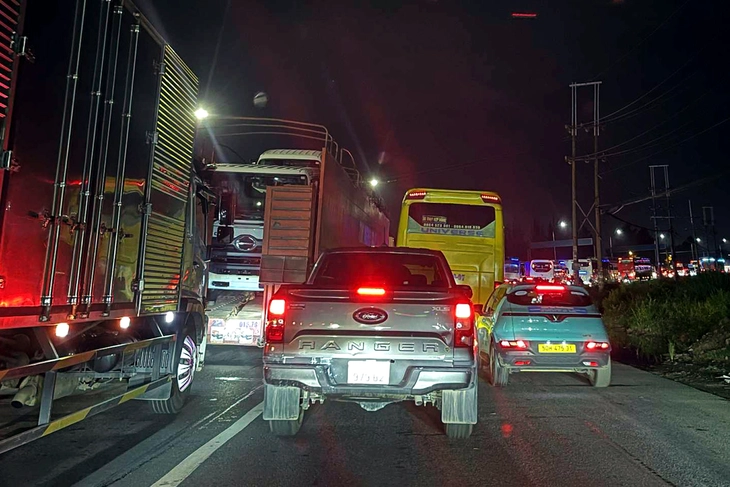 Đóng lối vào cao tốc TP.HCM - Long Thành - Dầu Giây, quốc lộ 1 kẹt cứng hơn 10km - Ảnh 1.