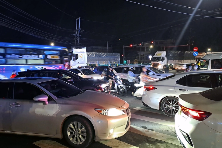 Đóng lối vào cao tốc TP.HCM - Long Thành - Dầu Giây, quốc lộ 1 kẹt cứng hơn 10km - Ảnh 2.