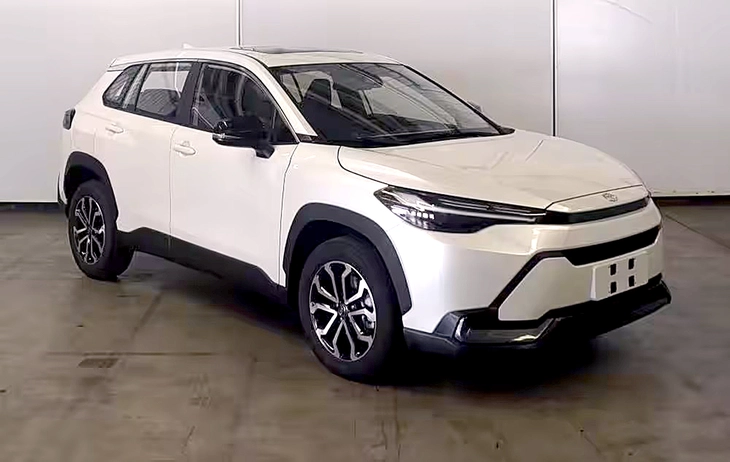 Toyota Corolla Cross có 'bản lạ': Ngoại hình như xe điện, mạnh hơn mẫu bán ở Việt Nam - Ảnh 1.