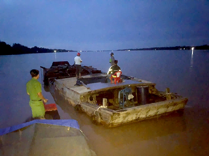 Bắt quả tang ghe gỗ hút cát trái phép trên sông Hàm Luông - Ảnh 1.