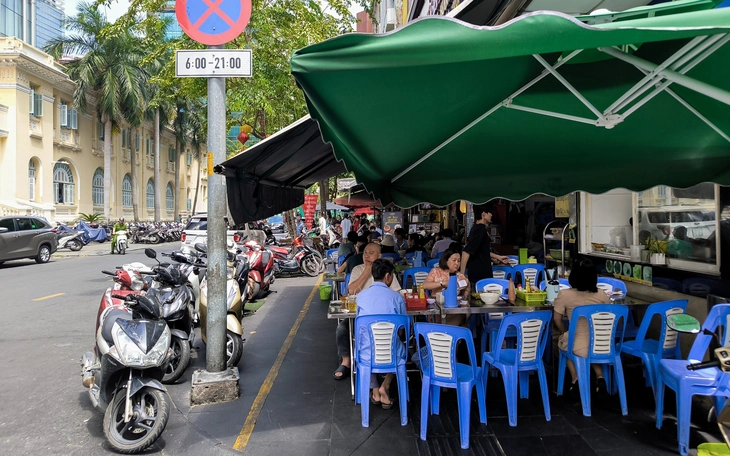 TP.HCM lập đoàn kiểm tra các điểm ‘nóng’ lấn chiếm vỉa hè, nghiên cứu lắp camera phạt nguội - Ảnh 2.