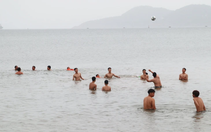 Thanh Hóa: Bão số 3 chưa vào đất liền, hàng trăm nhà dân đã bị tốc mái do dông lốc - Ảnh 4.