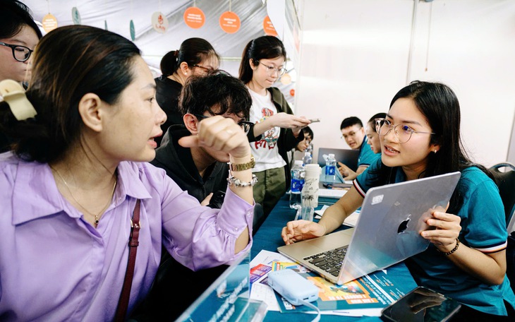 Đại học Kinh tế TP.HCM dự báo điểm chuẩn tăng hoặc giảm 1 điểm - Ảnh 3.